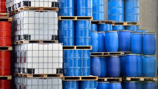 containers-in-a-large-distribution-warehouse